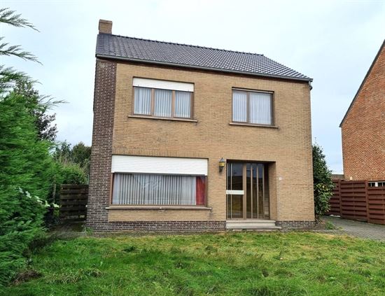 Zeer ruime woning met diepe tuin op 13a24ca. Drie slaapkamers met mogelijkheid tot 4 kamers.