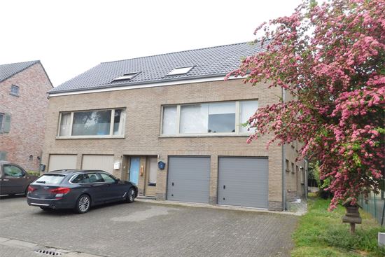 Gelijkvloers duplex appartement met mooie tuin, 2 slks, garage en staanplaats