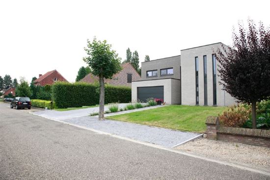 Prachtige, moderne villa, 4 slks, volledig onderkelderd met zonnig groen verzicht.
