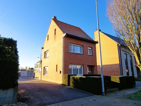 Woning, 2 tot 3 slaapkamers, dubbele garage op 4 are