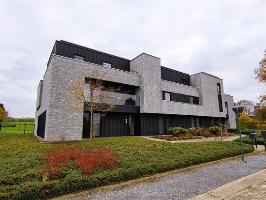 Zeer ruim gelijkvloers app 114m² met 2 zeer mooie slaapkamers, tuin zuidgericht, parking en kelderberging