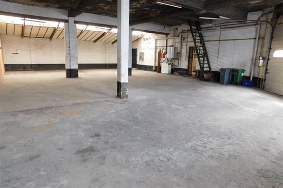 Zeer ruim magazijn/atelier met woongelegenheid (446m²)