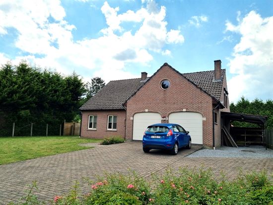 Vrijstaande woning, onderkelderd, 3 grote slaapkamers met optie tot 4 slaapkamers, dubbele inpandige garage.