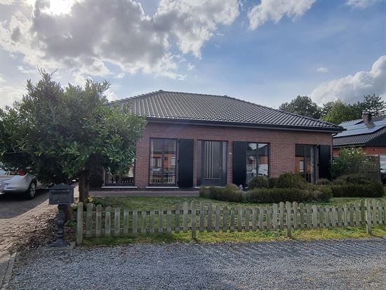Vrijstaande laagbouwwoning, 3 slks, direct instapklaar. Rustige ligging doodlopende straat.