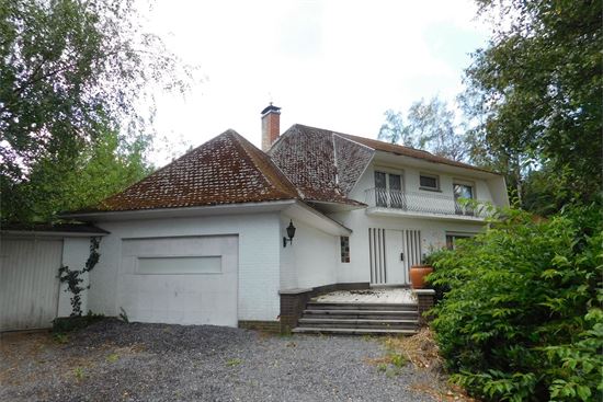 Statige woning op 17a32ca, zeer veel woonvolume met 4 tot 5 slks, rustig gelegen.
