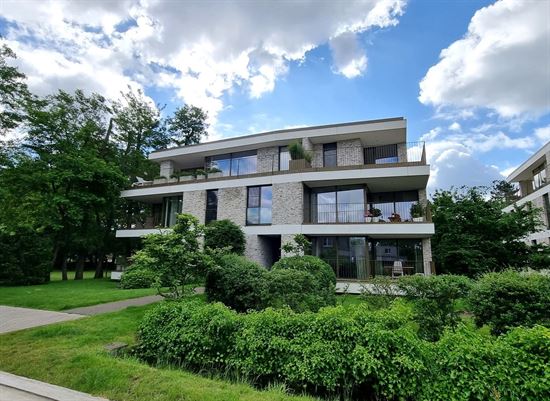 Hoogwaardig afgewerkt app 106m² met zonnig terras van 30m², inclusief 2 ondergrondse staanplaatsen en kelderberging