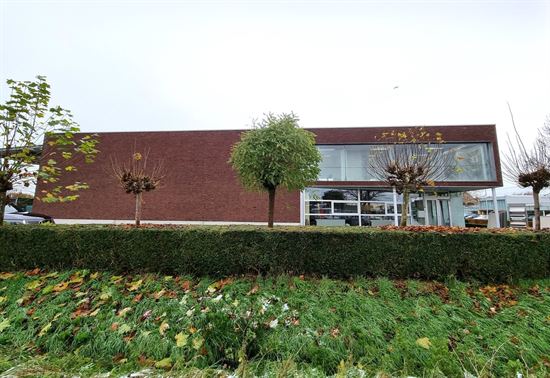 Commercieel gebouw bestaande uit showroom, magazijn, bureau en woonhuis