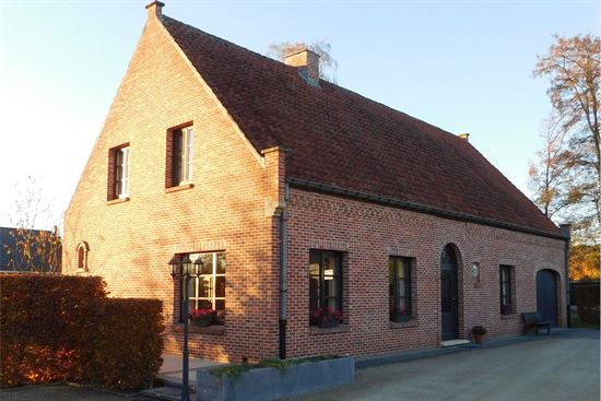 Zeer ruime woning op een mooi perceel van 15a86ca, rustig gelegen vlakbij de dorpskern