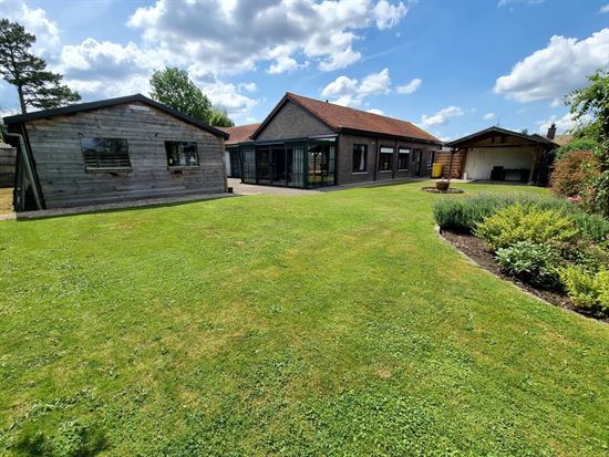 IN OPTIE! Rustig gelegen, instapklare woning, 4 slks en aparte bureauruimte met mooie grote tuin.