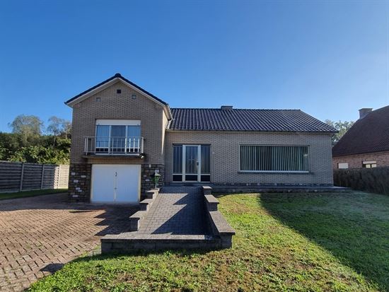 Rustig gelegen woning, 4 slks, groot bijgebouw, dubbele stal en weiland achteraan.
