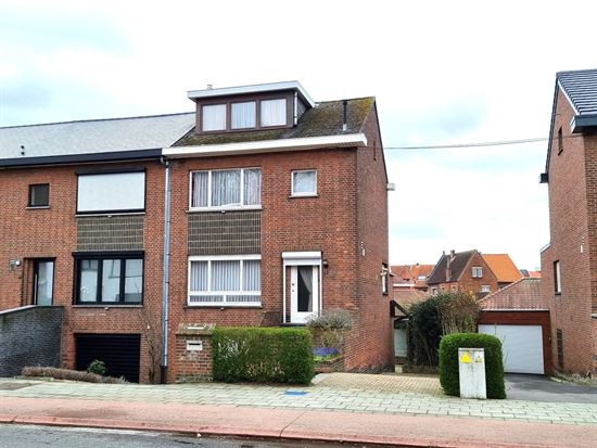Half open bebouwing, 4 slks en inpandige garage.