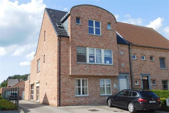 Prachtig afgewerkt app, 2 slks, ruim terras. Garagebox en staanplaats inbegrepen.