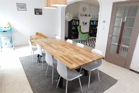 Ruime woning met 4 slks en bureau op 4 are 58ca grond, zuidgericht perceel