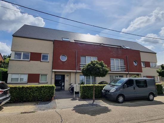 Mooi en zeer ruim dakappartement 108m² met 2 slaapkamers, grote zolder en garagebox