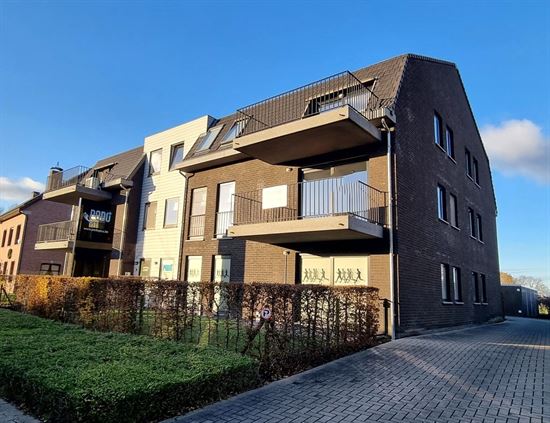 Ruim app met 2 slaapkamers, zuidgericht terras en grote tuin. Garagebox achteraan.