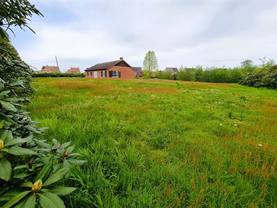 Vrijstaande woning, uitermate rustig gelegen op een perceel van 48a52ca.