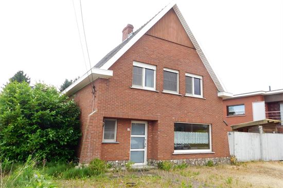 Woning gelegen in doodlopende straat, 3 slks en grote polyvalente ruimte. Groen, zuidelijk verzicht.