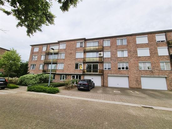 Verzorgd en ruim appartement van 106m² met 2 slaapkamers, terras, garagebox en staanplaats.