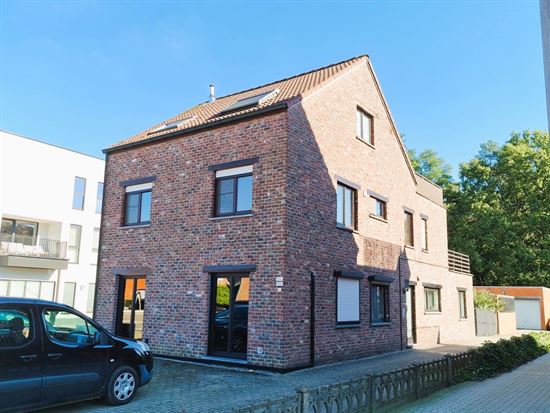 Verzorgd, instapklaar appartement met 2 slks, ruim terras met groen uitzicht en garagebox.
