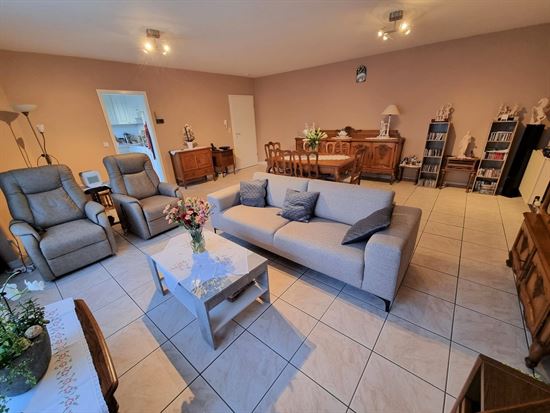 Zeer ruim appartement 98m² met 2 slaapkamers, terras, garagebox en kelderberging