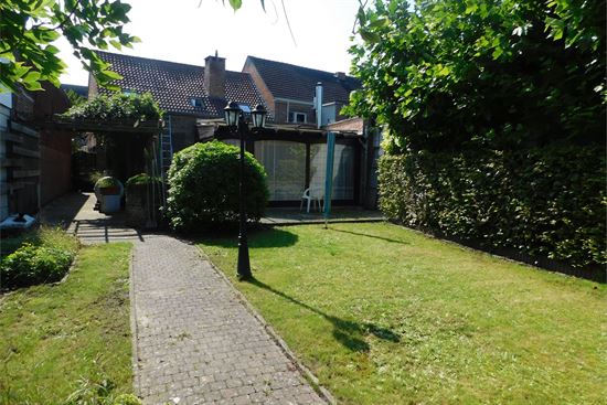 Ruime woning, 4 slks, verzorgde tuin.