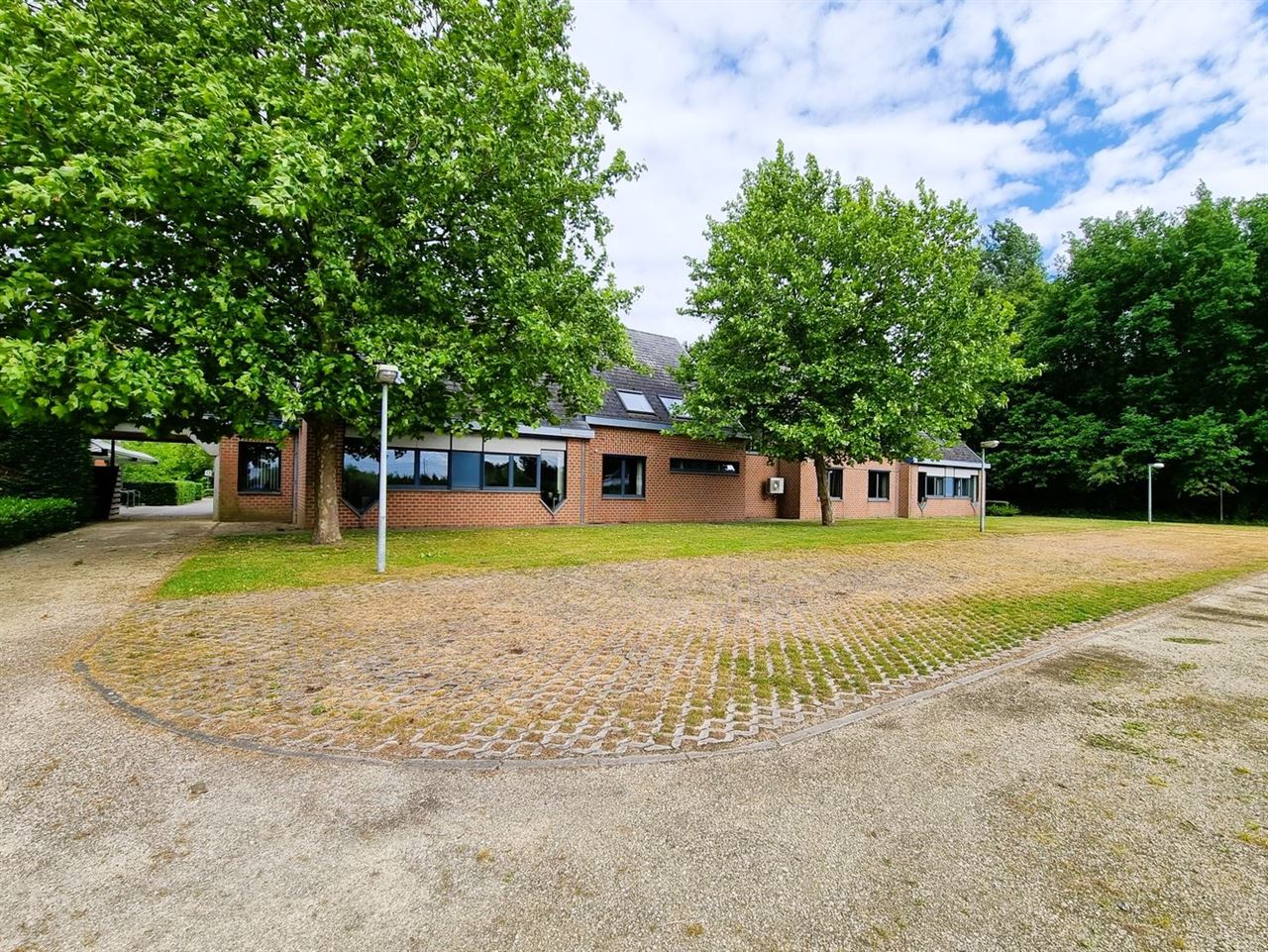 Kantoorgebouw met vergaderzalen en opleidingslokalen, bruto vloeropp 1146m² op een perceel van 44a48ca.