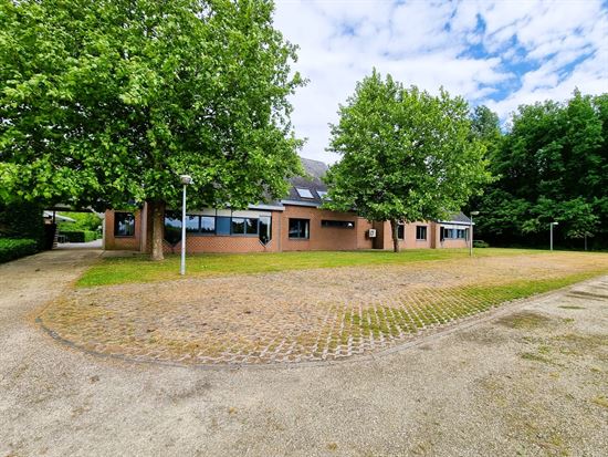 Kantoorgebouw met vergaderzalen en opleidingslokalen, bruto vloeropp 1146m² op een perceel van 44a48ca.
