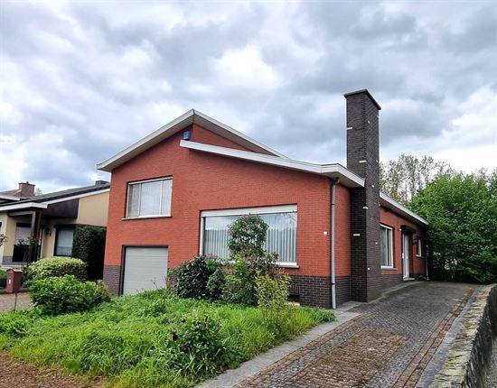 Vrijstaande woning, zeer rustig gelegen, 3 slks, volledig onderkelderd.