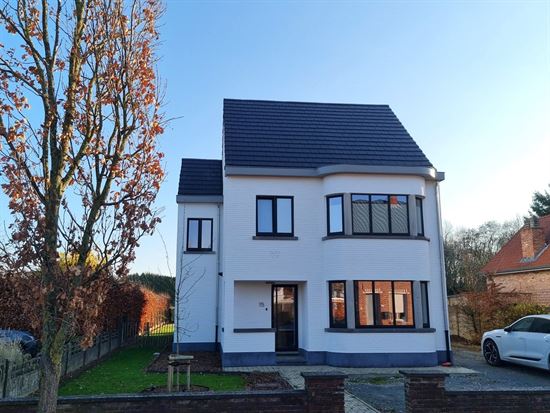 Volledig gerenoveerde woning, 3 slaapkamers en bureau te centrum Baal. Zeer mooi groen verzicht.