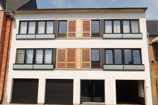 Vernieuwd 2 slaapkamer appartement, dubbele garage te centrum Koningshooikt.