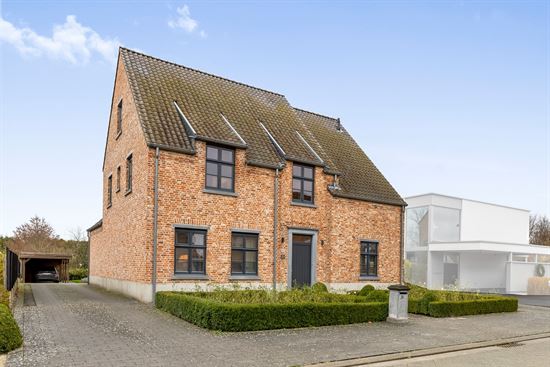 Zeer ruime villa, 5 slks, 2 badkamers, grote zolder met potentieel tot extra kamers. Prachtige tuin.