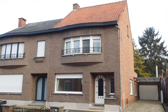 Instapklare woning te centrum Herenthout. 3 ruime slks + tweede woning achteraan.