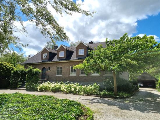 Prachtig en rustig gelegen landelijke villa, volledig onderkelderd met 6 slaapkamers. Instapklaar!