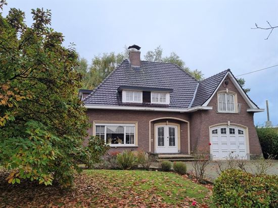 Vrijstaande woning gelegen op een mooi perceel grond met 3 slks