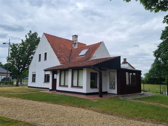 Vrijstaande woning met mooi omliggende tuin, 3 tot 4 slaapkamers, veel parkeergelegenheid.