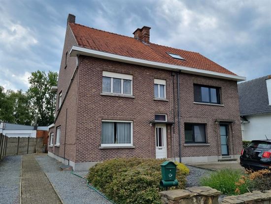 Half open woning te Heist centrum, 3 tot 4 slaapkamers met 2de achterliggende woning of praktijkruimte.