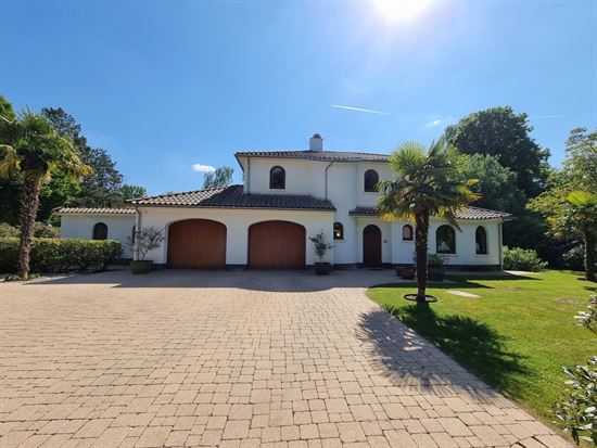 Spaanse villa, zeer rustig gelegen en gekaderd in een mooi verzorgde tuin voorzien van zwembad