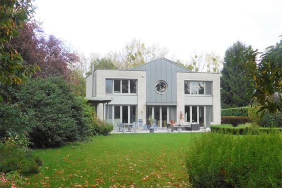 Moderne, instapklare villa gelegen in doodlopende straat op prachtig perceel van 29are