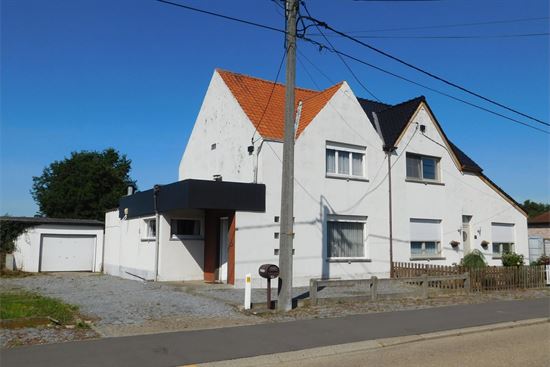 Woning of grond met potentieel. Mooie ligging met groen verzicht.