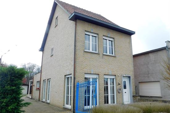 Half open bebouwing op 4a22ca, 3 slks, garage bijgebouw.