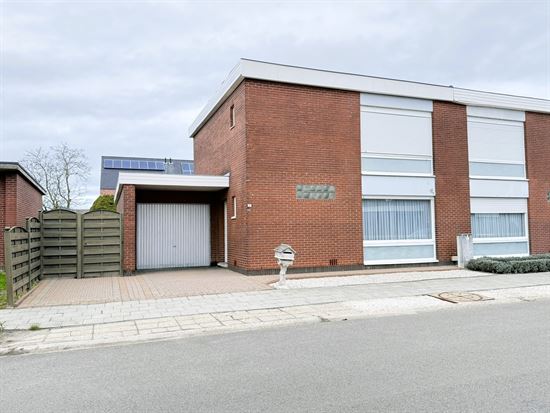 Half open bebouwing met 3 slaapkamers en garage, gelegen in een rustige woonwijk op 277m²