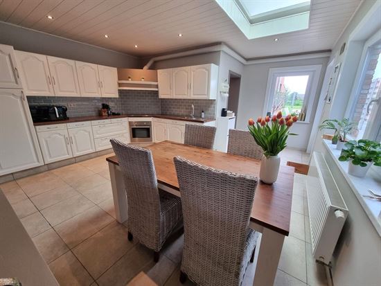 Vernieuwde, instapklare woning met 3 slks en mooie tuin met groen verzicht.