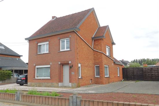 Verzorgde, instapklare woning met mogelijkheid tot 5 slaapkamers op 8 are.