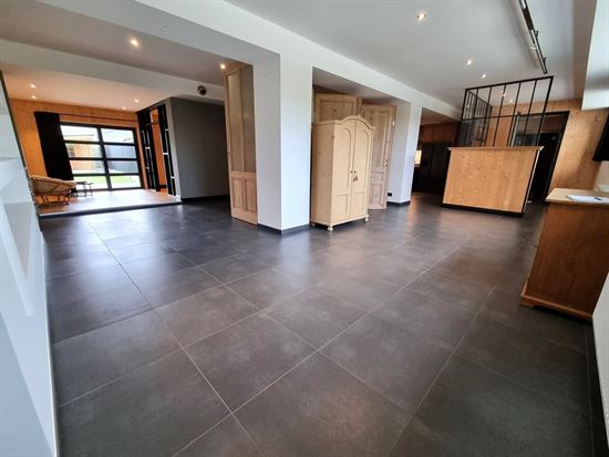Appartement met gescheiden praktijkruimte - volledig gelijkvloers – 248 m²