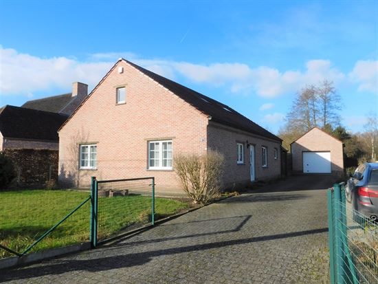 Instapklare gezinswoning op 15a grond, 3 slks met ruime zolder en groot bijgebouw of garage
