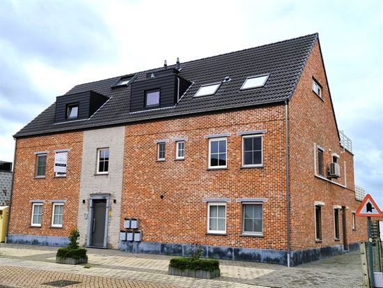 Ruim gelijkvloers app van 130m², 2 slaapkamers met dressing, zeer groot terras en garagebox met staanplaats