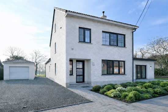 Prachtig gerenoveerde villa woning, gelegen in een rustige straat met bijgebouw 500m²