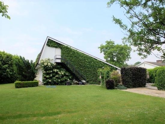 Rustige laagbouwwoning met 6 ruime slks, mooie tuin 15a23ca.
