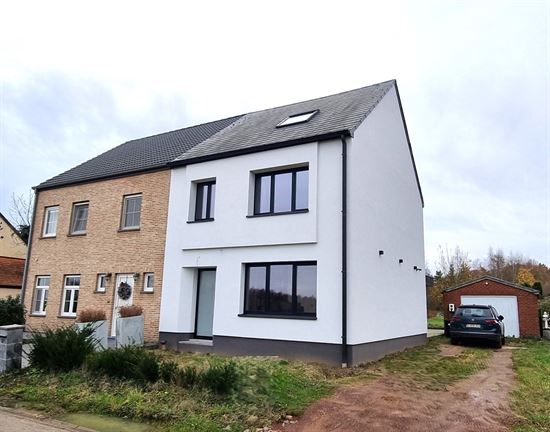 Totaal vernieuwde woning, 3 tot 4 slaapkamers met prachtig groen verzicht. Top ligging!