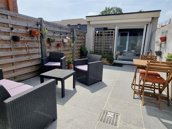 Vernieuwde woning, instapklaar met gezellig zonnig terras en garagebox achteraan het perceel